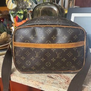 Louis Vuitton Vintage Reporter in good condition. No peeling.